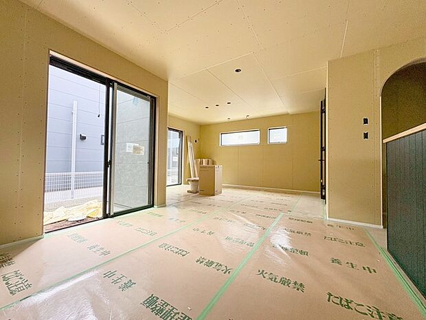 家族の集まるリビングは気持ちの良い自然光が差し込む団欒空間。室内のご見学予約も随時、受付中ですのでお気軽にお問合せください。 