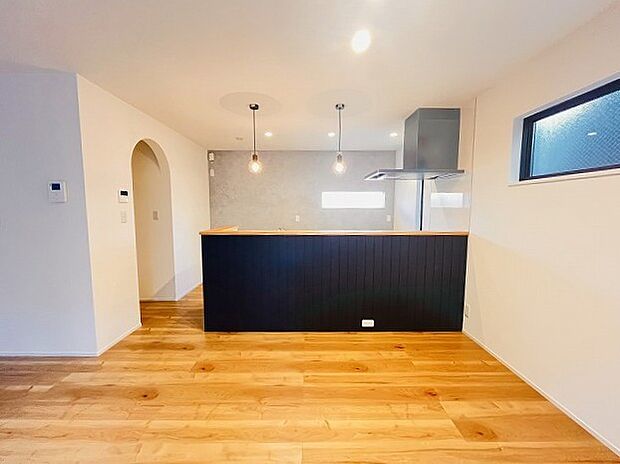 カウンターキッチンならではの開放的な見通し、全体が見渡せることでご家族の団欒スペースもより明るく笑顔が溢れる空間となります。 