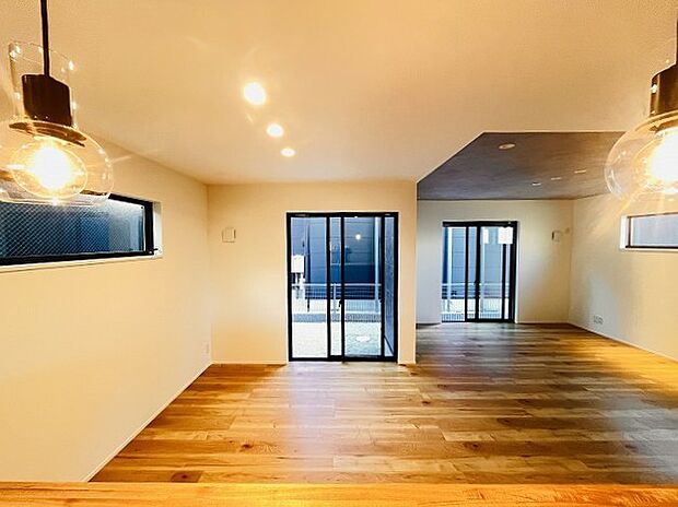 家族が一番集まる場所だから広々としつつも素敵な空間であって欲しい。みんながくつろぐリビングからキッチンまでが一つの空間のように繋がる間取り。