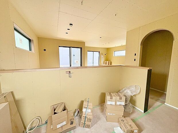 お料理をしながらリビングの家族やゲストとの会話が楽しめるカウンタータイプのキッチン。毎日のお料理を楽しく快適に。 