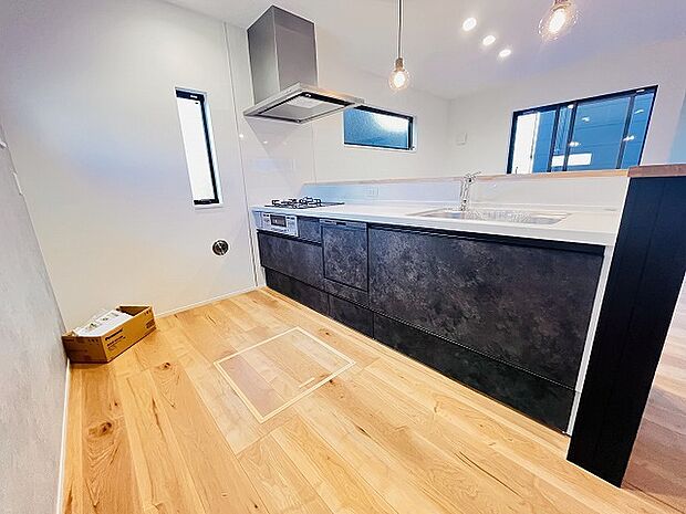 お料理をしながらリビングの家族やゲストとの会話が楽しめるカウンタータイプのキッチン。毎日のお料理を楽しく快適に。 