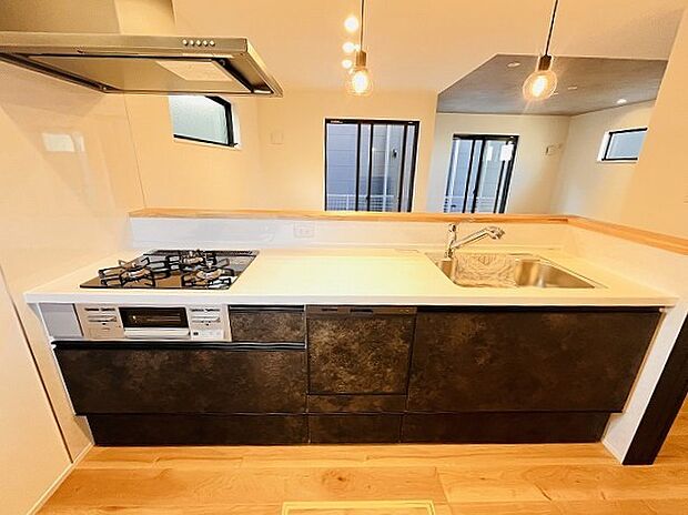 カウンターキッチンは、キッチン側とリビング側に分かれてお店間隔でのお食事も可能！！ お休みの日には、いろいろな楽しみ方を家族みんなでお楽しみください 