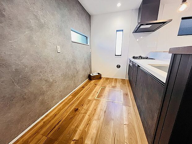 キッチンコンロスペースの近くには、空気の入れ替えが可能な開口部を設置！！ お料理をする際には、換気扇を回しながら匂いが籠らない様に開放してお料理もお楽しみ頂けます。 