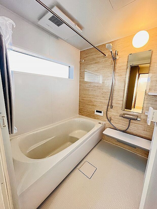 一日の疲れを癒してくれるゆったりとしたバスルームです。