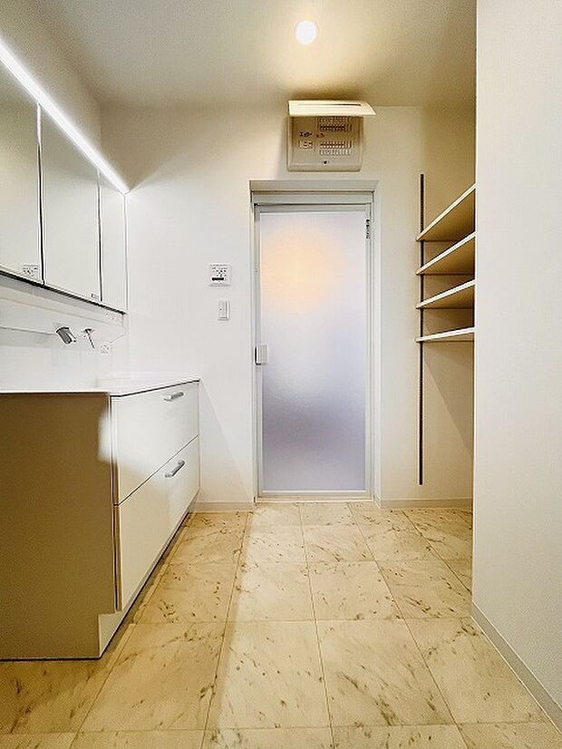 使いやすいタイプの洗面化粧台のあるランドリースペース 