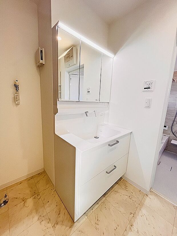 三面鏡に洗面台。 コンセントに照明機能、多機能性を備えた設備です。  