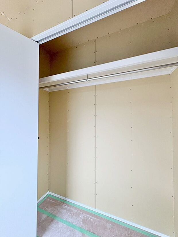 豊富な収納スペースもこの物件の特長の一つ。各所に収納が完備されており、生活をスッキリと整えることができます。 