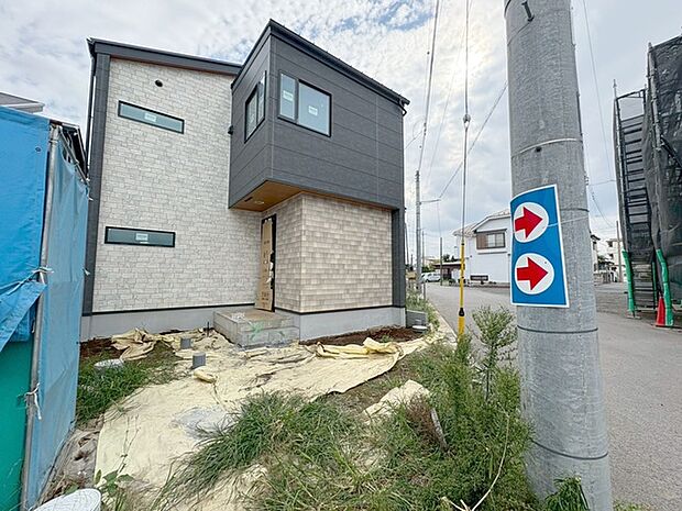 周辺の街並みの中で適度な主張、生活に溶け込むシンプルなデザインの外観が魅力の一戸建です。 