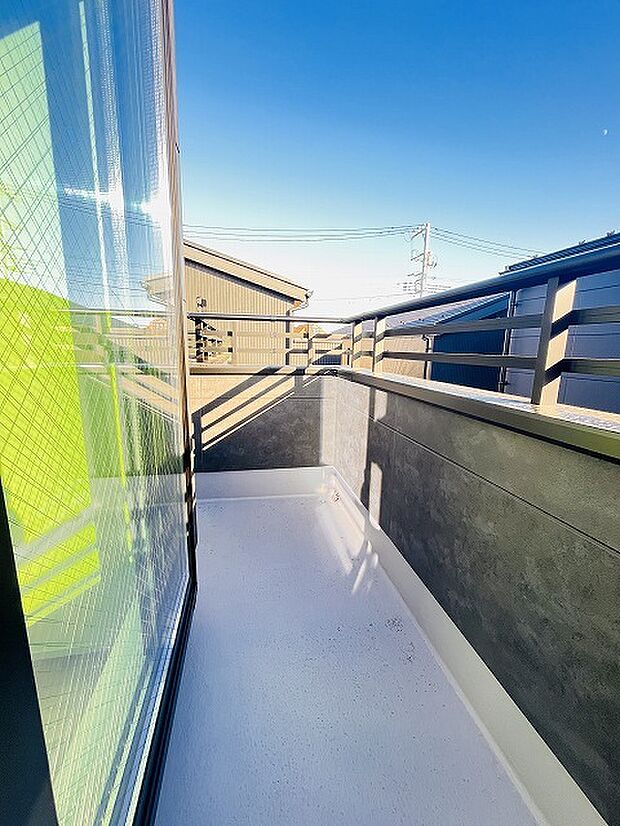 季節の変化や天気の良い日には、バルコニーでの時間が心地よく、気分をリフレッシュさせることができます。