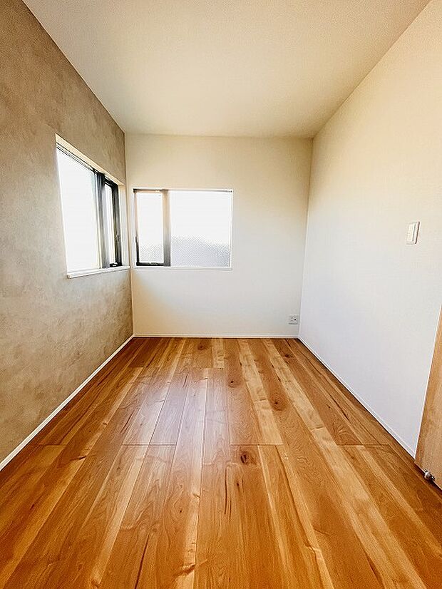 洋室はモダンなデザインと機能性を備え、快適な生活空間に。明るい窓から差し込む自然光が広々とした空間をさらに明るく開放的に感じさせます。