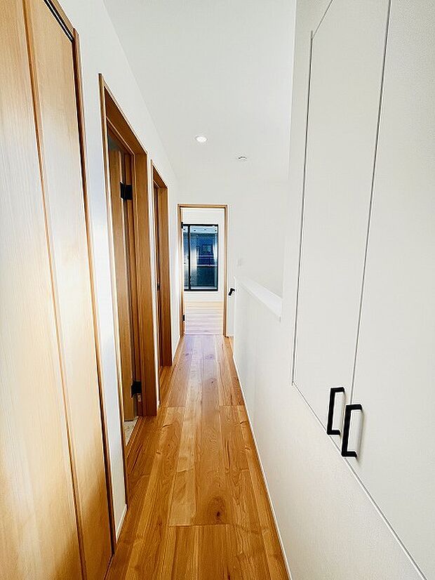 実際に室内をご見学頂くと生活のイメージが広がると思います。家具を置いたイメージや窓からの景色など。周辺で販売に出している物件も一緒にまとめてご見学頂き、比較する事もできます。