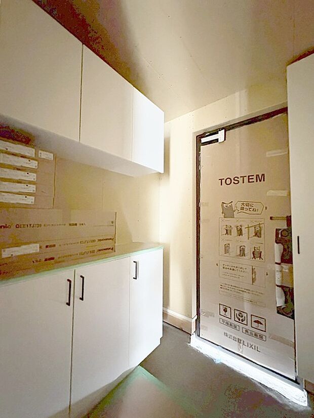 玄関は家の第一印象を左右する重要な場所。ほどよい広さとスタイリッシュな色遣いが印象的です。 