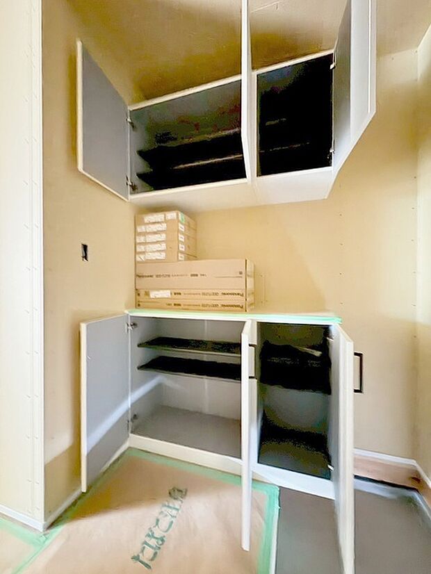 コンパクトながらも、使い勝手の良い玄関スペース。明るいデザインと、収納スペースを効果的に配置することで、使い勝手を最大限に引き出しています。 