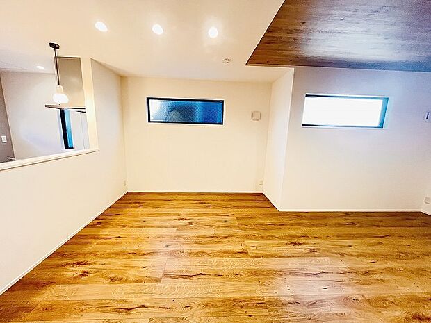 家族が食事するダイニングスペースをキッチンから見渡せる設計に。お料理をしながら家族とのコミュニケーションが増えそうな予感。 