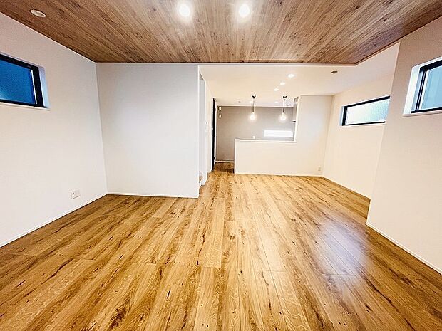 家族の集まるリビングは気持ちの良い自然光が差し込む団欒空間。室内のご見学予約も随時、受付中ですのでお気軽にお問合せください。