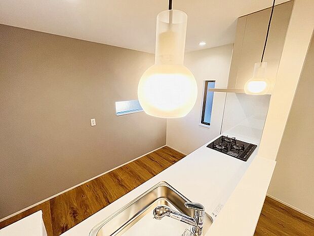 カウンターキッチンは、キッチン側とリビング側に分かれてお店間隔でのお食事も可能!! お休みの日には、いろいろな楽しみ方を家族みんなでお楽しみください