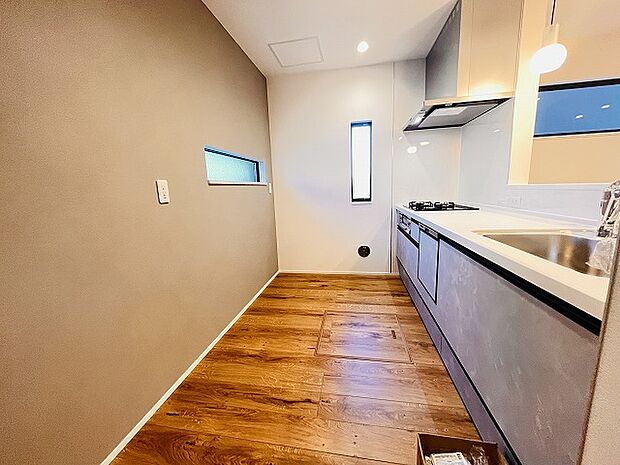 キッチンコンロスペースの近くには、空気の入れ替えが可能な開口部を設置!! お料理をする際には、換気扇を回しながら匂いが籠らない様に開放してお料理もお楽しみ頂けます。