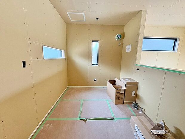 キッチンコンロスペースの近くには、空気の入れ替えが可能な開口部を設置！！ お料理をする際には、換気扇を回しながら匂いが籠らない様に開放してお料理もお楽しみ頂けます。 