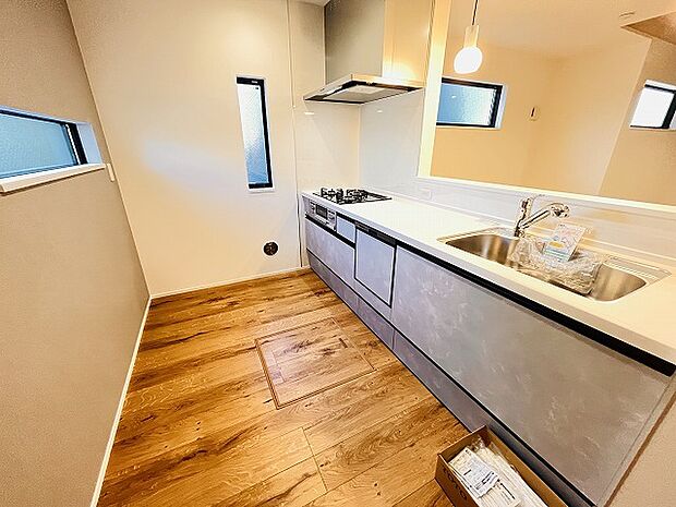 お料理をしながらリビングの家族やゲストとの会話が楽しめるカウンタータイプのキッチン。毎日のお料理を楽しく快適に。