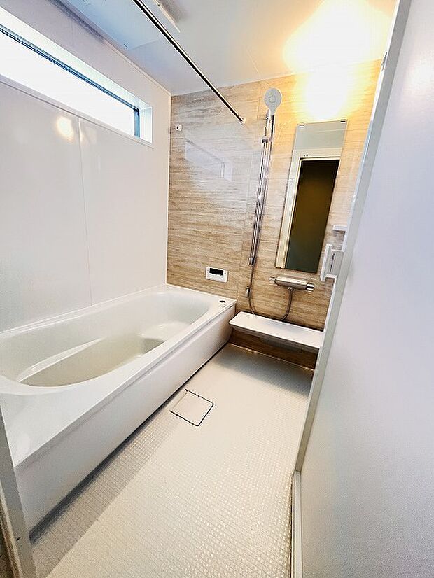 一日の疲れを癒してくれるゆったりとしたバスルームです。 