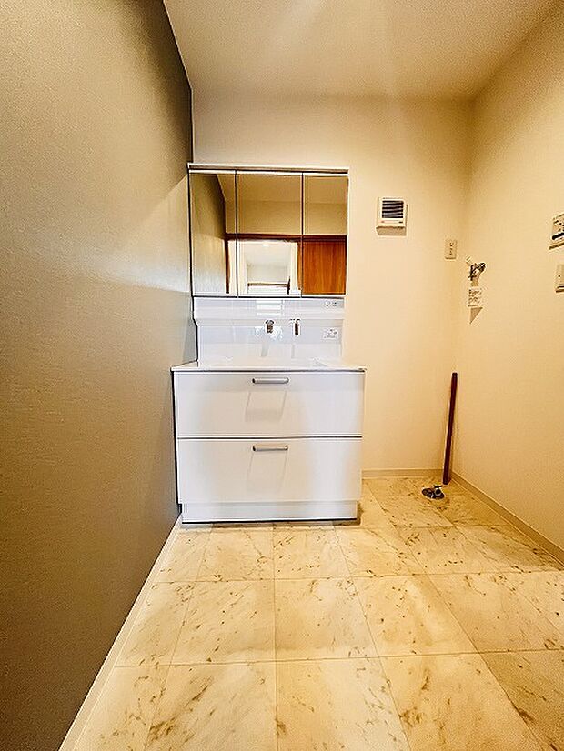 三面鏡に洗面台。 コンセントに照明機能、多機能性を備えた設備です。  