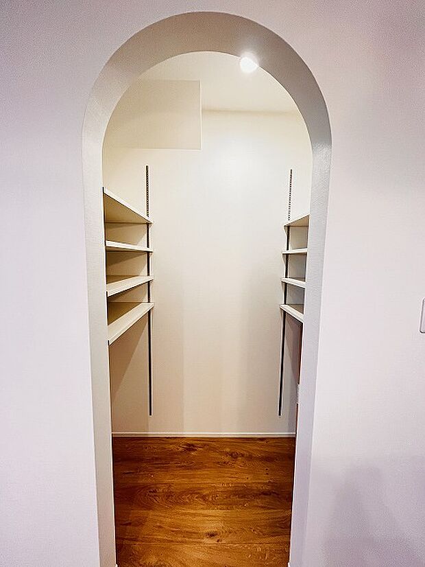 各所に効率的に配置された収納スペースがあり、日常のモノをすっきりと収納できます。 