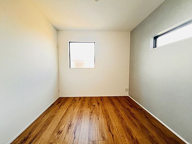 洋室はモダンなデザインと機能性を備え、快適な生活空間に。明るい窓から差し込む自然光が広々とした空間をさらに明るく開放的に感じさせます。