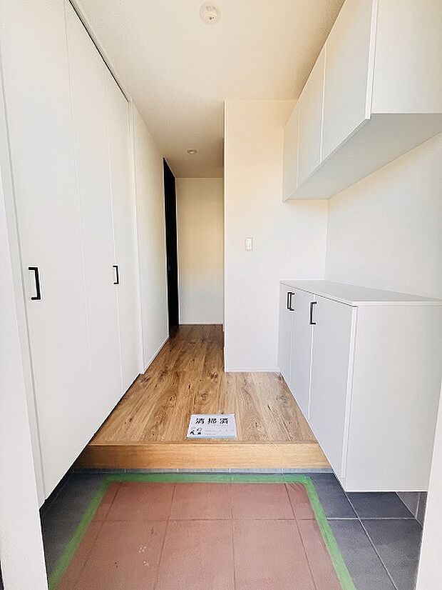 玄関は家の第一印象を左右する重要な場所。ほどよい広さとスタイリッシュな色遣いが印象的です。