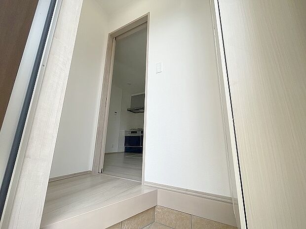 玄関は家の第一印象を左右する重要な場所。ほどよい広さとスタイリッシュな色遣いが印象的です。 