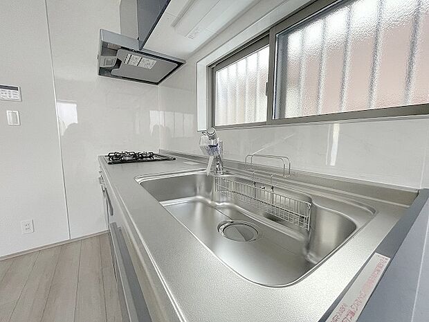 キッチンコンロスペースの近くには、空気の入れ替えが可能な開口部を設置！！ お料理をする際には、換気扇を回しながら匂いが籠らない様に開放してお料理もお楽しみ頂けます。 