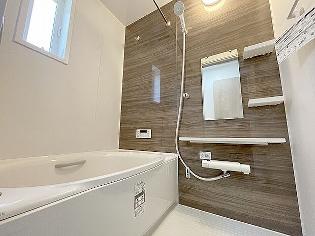 一日の疲れを癒してくれるゆったりとしたバスルームです。 