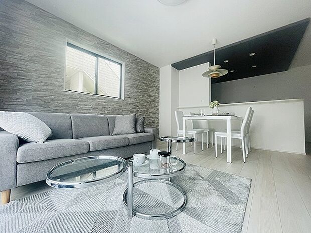 家族の集まるリビングは気持ちの良い自然光が差し込む団欒空間。室内のご見学予約も随時、受付中ですのでお気軽にお問合せください。 