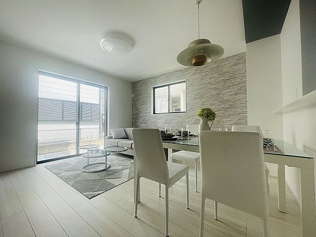 家族が食事するダイニングスペースをキッチンから見渡せる設計に。お料理をしながら家族とのコミュニケーションが増えそうな予感。 