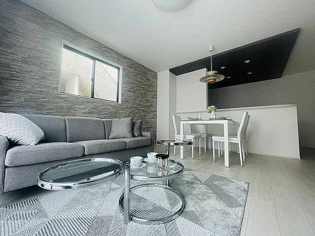 家族の集まるリビングは気持ちの良い自然光が差し込む団欒空間。室内のご見学予約も随時、受付中ですのでお気軽にお問合せください。 