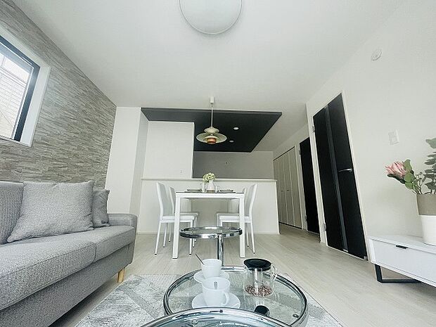 家族みんなが集まるリビング。広さを重視した家族全員が集まれるリビングは、住む上で大事な空間になります。 