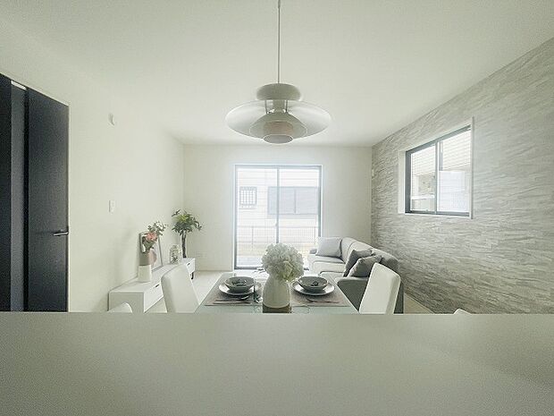 カウンターキッチンならではの開放的な見通し、全体が見渡せることでご家族の団欒スペースもより明るく笑顔が溢れる空間となります。 