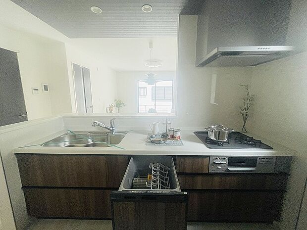 毎日の家事をサポートしてくれる食洗器も標準に装備。ちょっと嬉しい設備です 