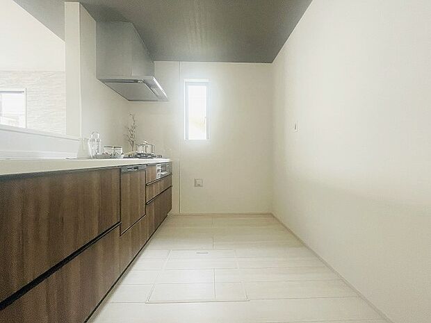 キッチンコンロスペースの近くには、空気の入れ替えが可能な開口部を設置！！ お料理をする際には、換気扇を回しながら匂いが籠らない様に開放してお料理もお楽しみ頂けます。 