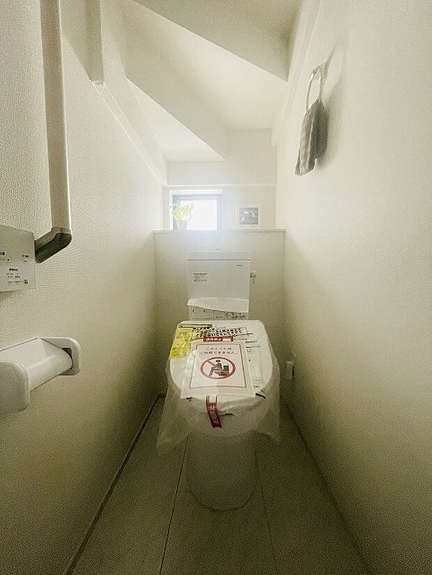 階段下を有効活用したトイレスペース。 便座はもちろんウォシュレット。  