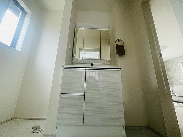 三面鏡に洗面台。 コンセントに照明機能、多機能性を備えた設備です。  