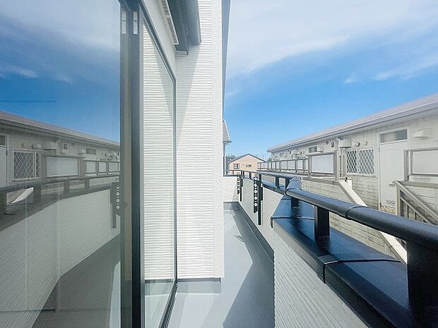 季節の変化や天気の良い日には、バルコニーでの時間が心地よく、気分をリフレッシュさせることができます。 