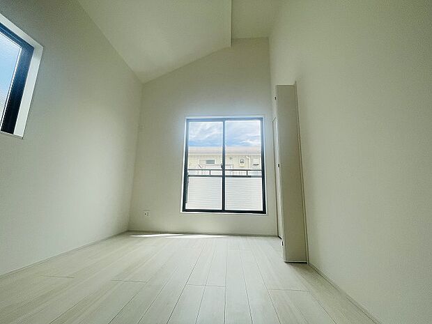 実際に室内をご見学頂くと生活のイメージが広がると思います。家具を置いたイメージや窓からの景色など。周辺で販売に出している物件も一緒にまとめてご見学頂き、比較する事もできます。