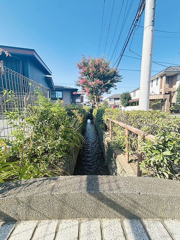 周辺は住宅が建ち並ぶ閑静な住宅街です。