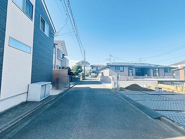 安心して暮らすことのできる住宅街。 住宅地の道路は一般に交通量が少なく車などの騒音が少ないため、住民にとって静かな生活環境が提供されます。