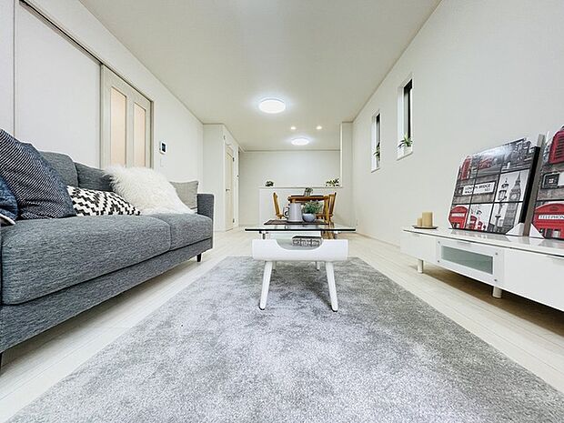 家族みんなが集まるリビング。広さを重視した家族全員が集まれるリビングは、住む上で大事な空間になります。 