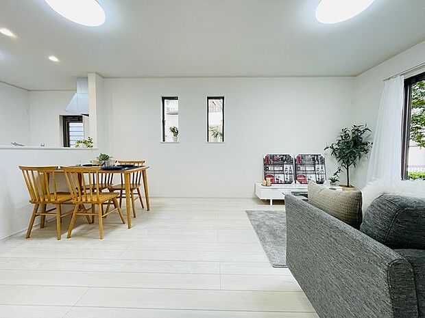 家族が食事するダイニングスペースをキッチンから見渡せる設計に。お料理をしながら家族とのコミュニケーションが増えそうな予感。 