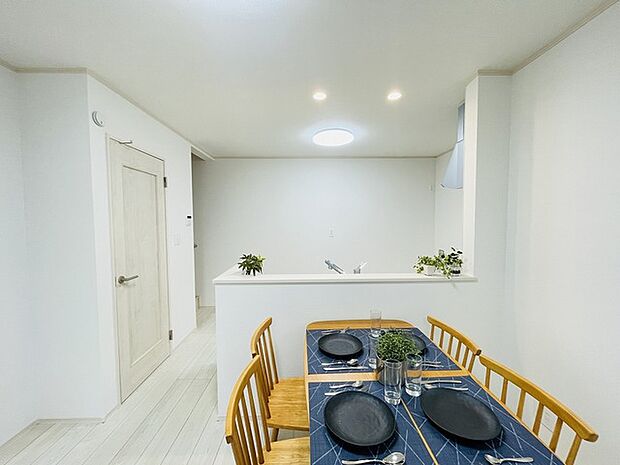 家族が食事するダイニングスペースをキッチンから見渡せる設計に。お料理をしながら家族とのコミュニケーションが増えそうな予感。 