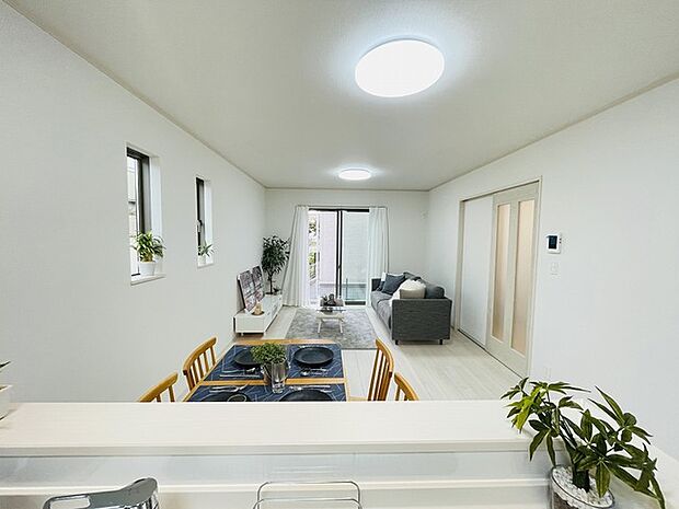 家族が一番集まる場所だから広々としつつも素敵な空間であって欲しい。みんながくつろぐリビングからキッチンまでが一つの空間のように繋がる間取り。 