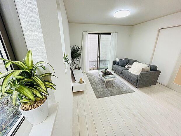 家族みんなが集まるリビング。広さを重視した家族全員が集まれるリビングは、住む上で大事な空間になります。 