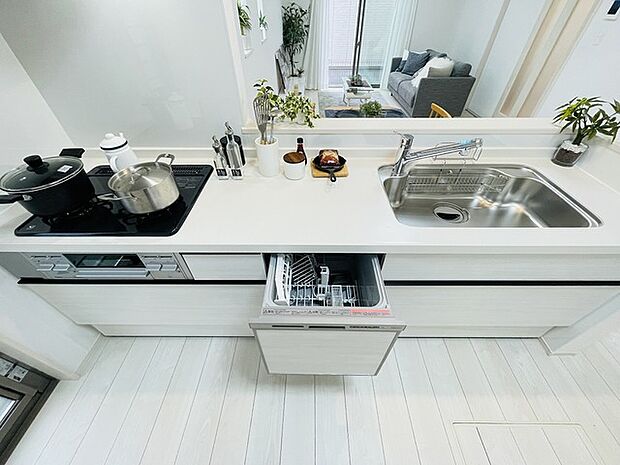 毎日の家事をサポートしてくれる食洗器も標準に装備。ちょっと嬉しい設備です 